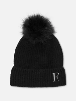 Beanie Mit Bommel Und Gestickter Initiale