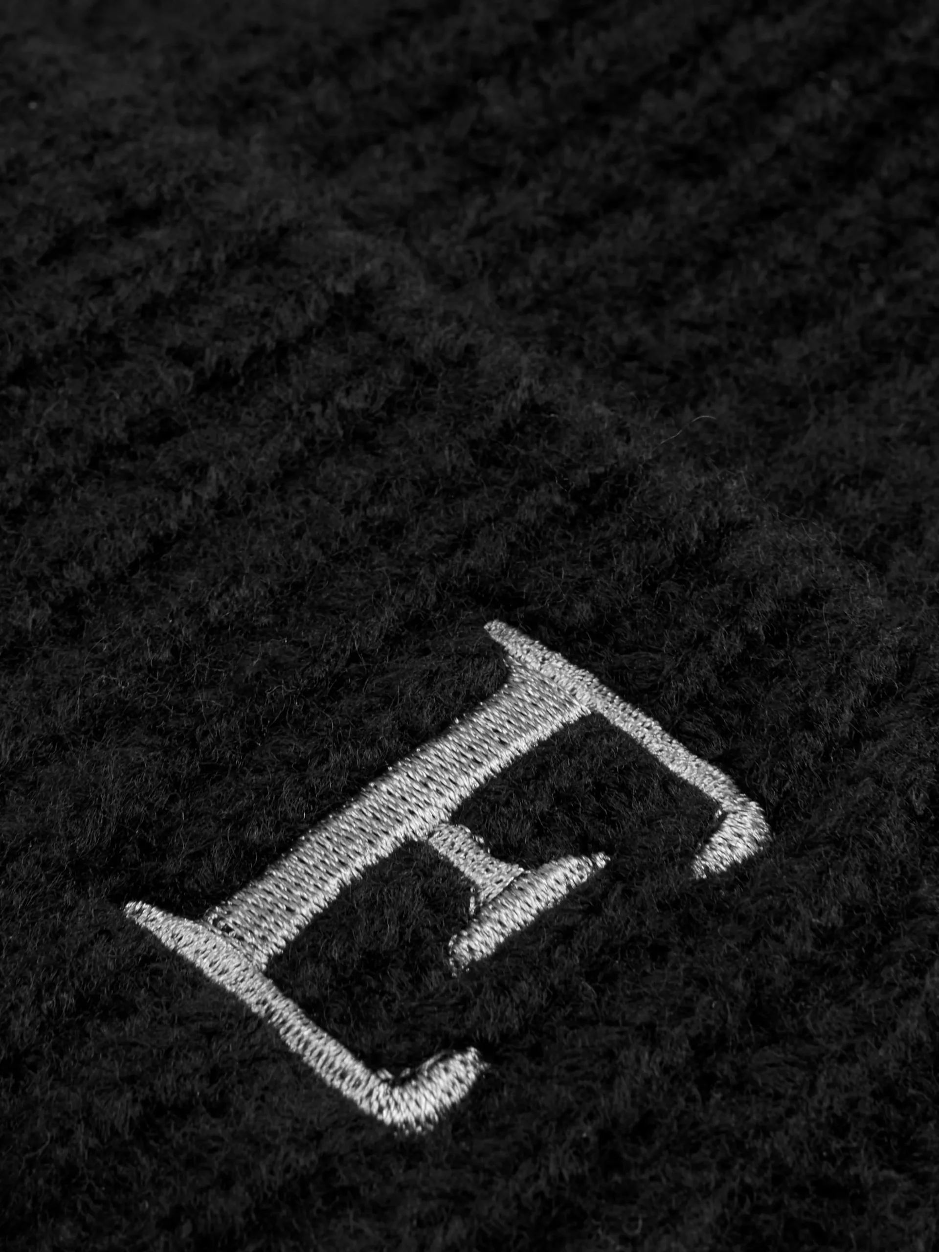 Beanie Mit Bommel Und Gestickter Initiale