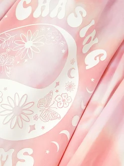 „Chasing Dreams“ Schlafanzug In Batikoptik