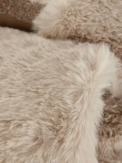 Flauschige Hausschuhe