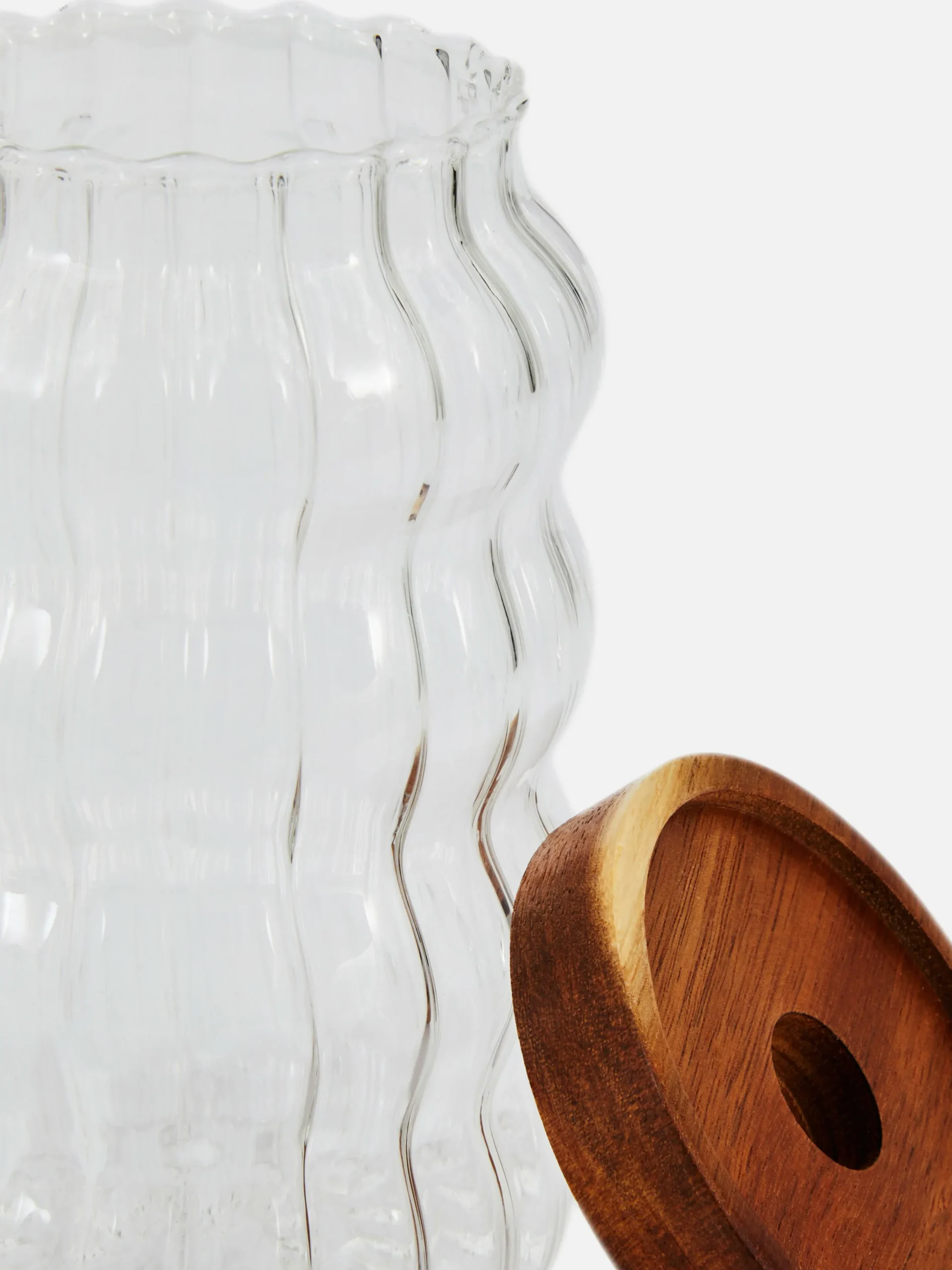 Geriffelter Glasbehälter Mit Holzdeckel