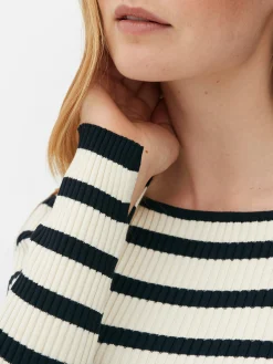 Geripptes Top Mit U-Boot-Ausschnitt