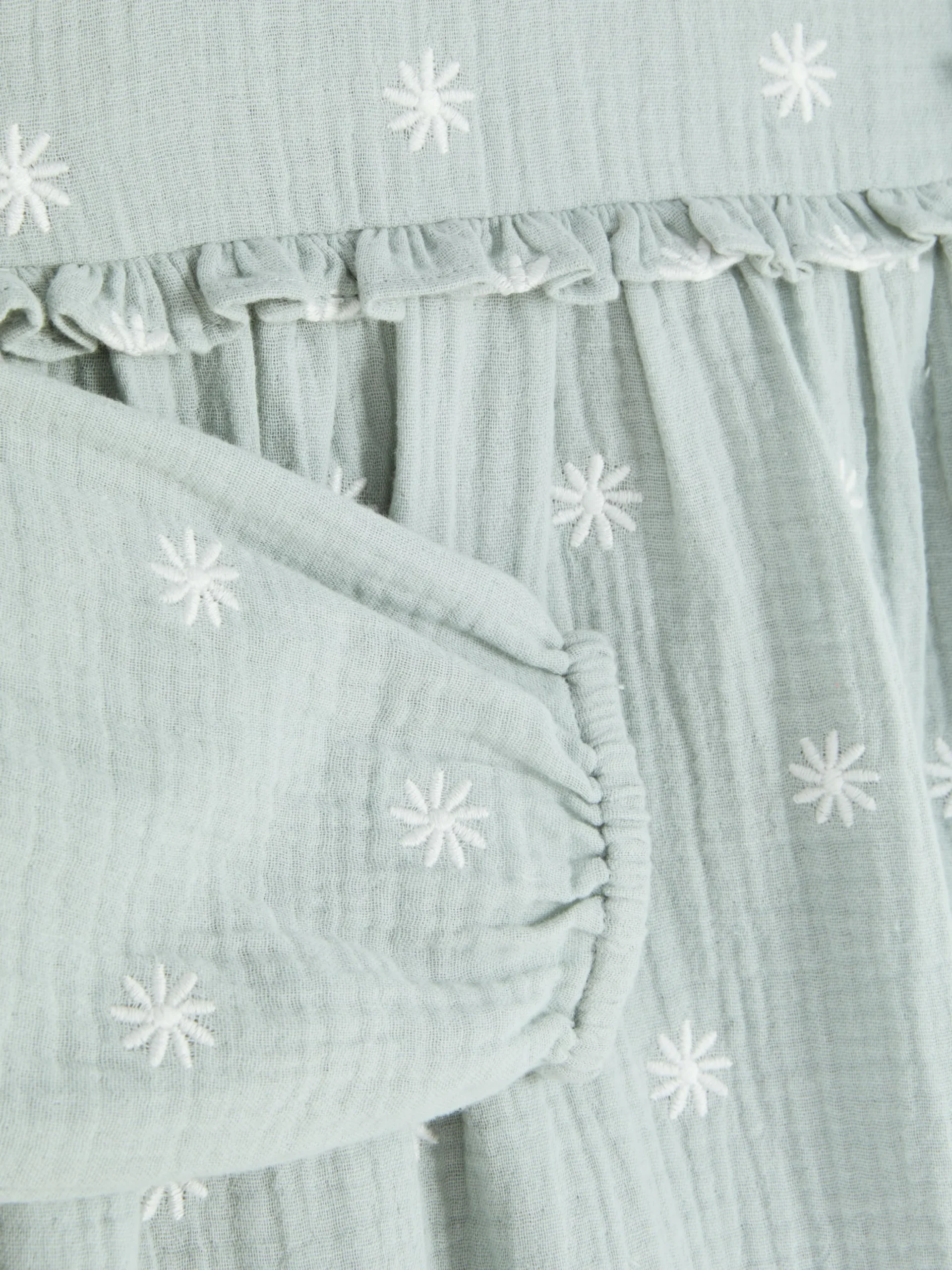 Gesmoktes Kleid Mit Langen Ärmeln