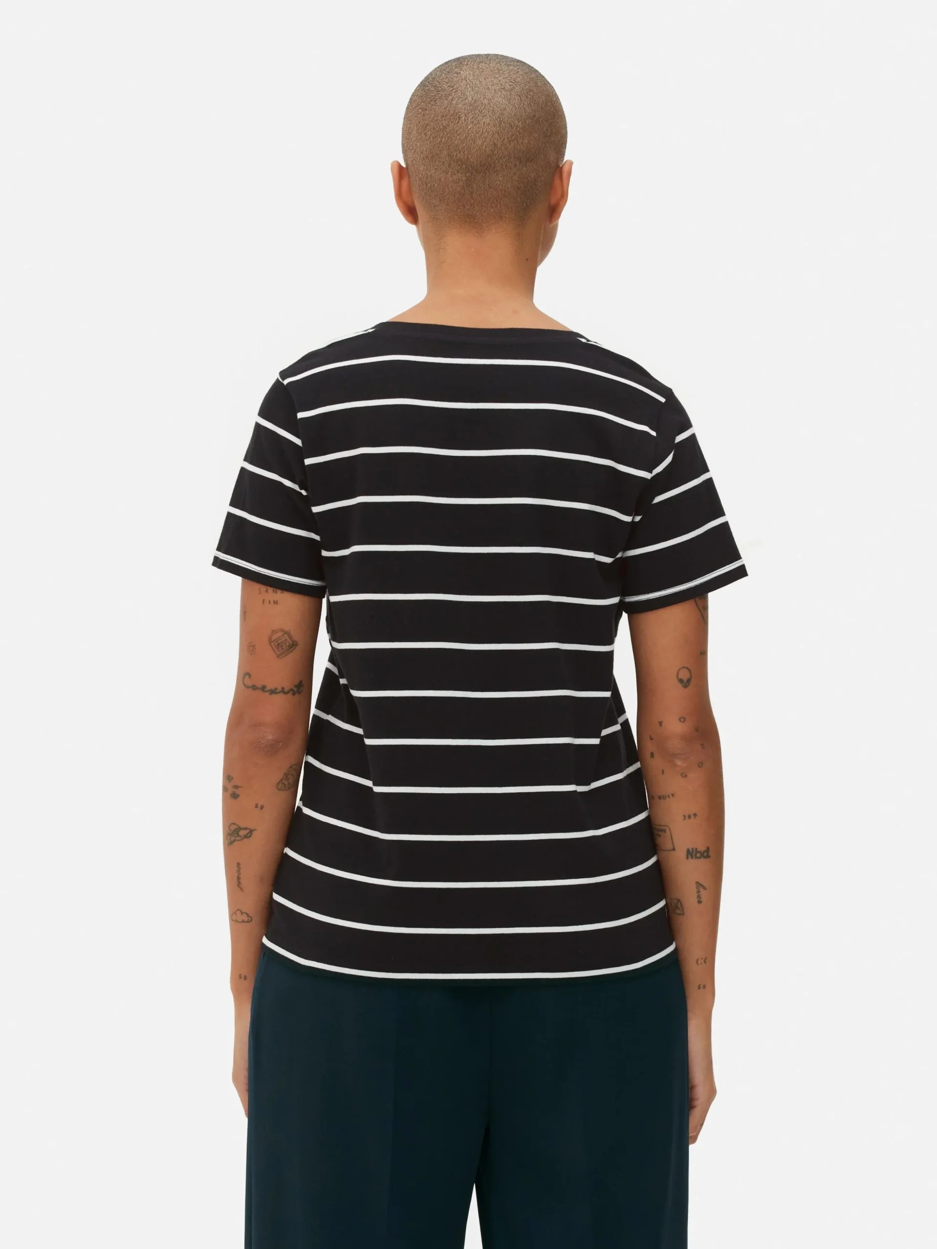 Gestreiftes T-Shirt Mit V-Ausschnitt