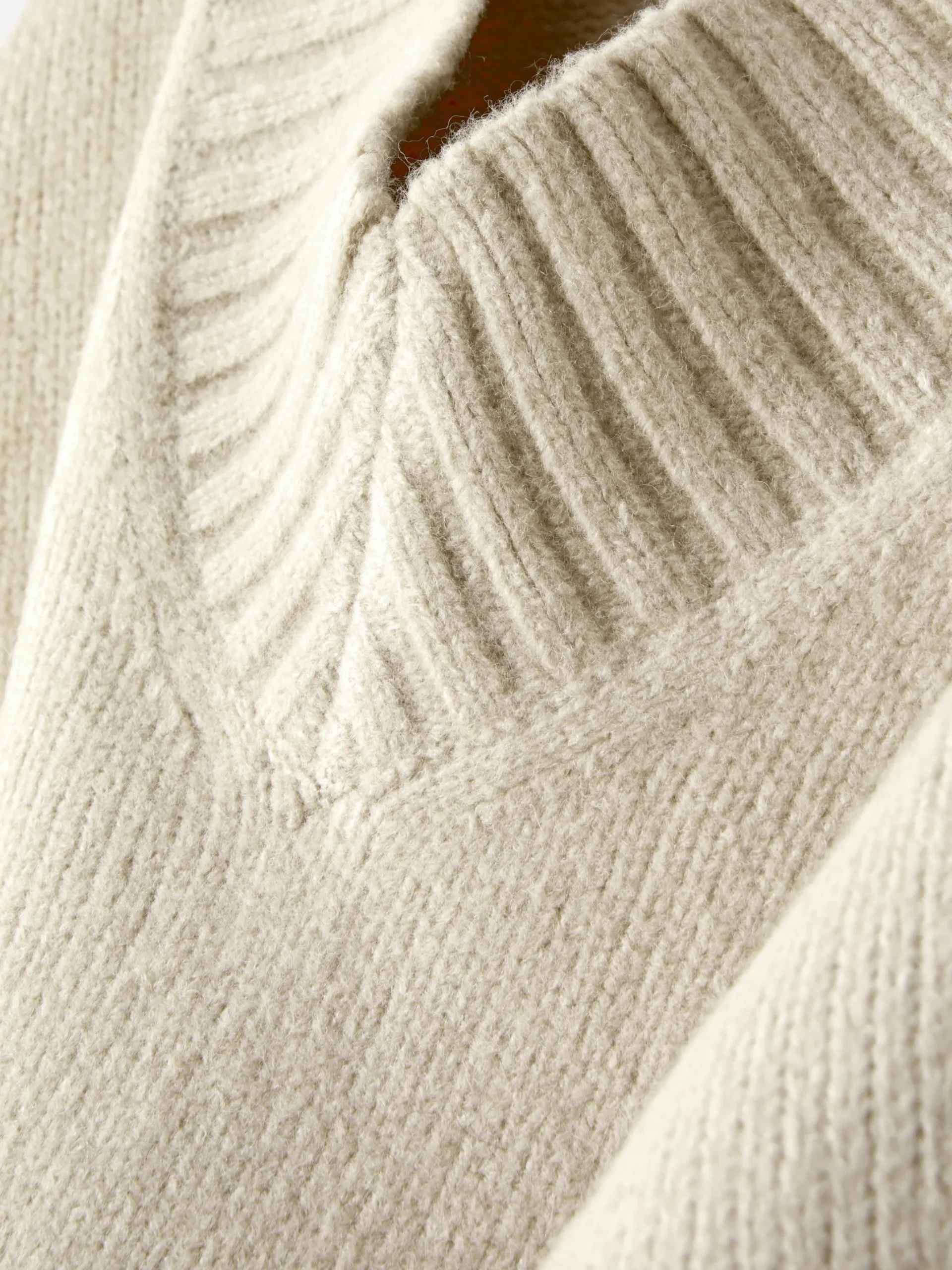 Grober Strickpullover Mit V-Ausschnitt