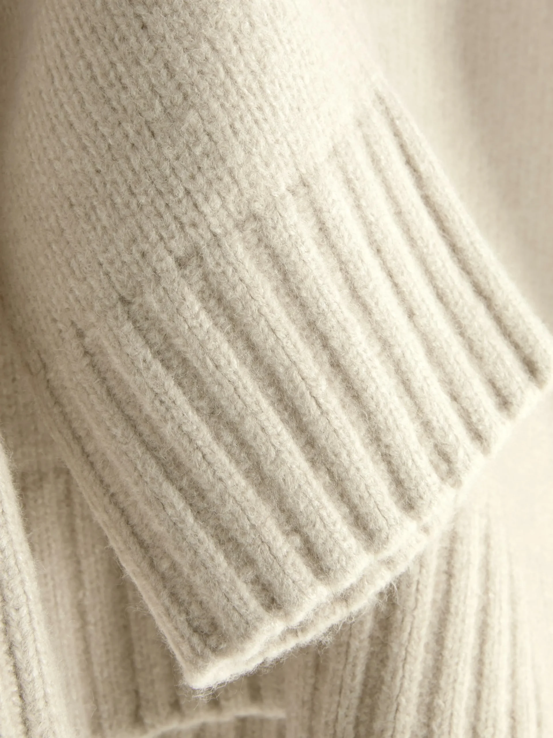 Grober Strickpullover Mit V-Ausschnitt