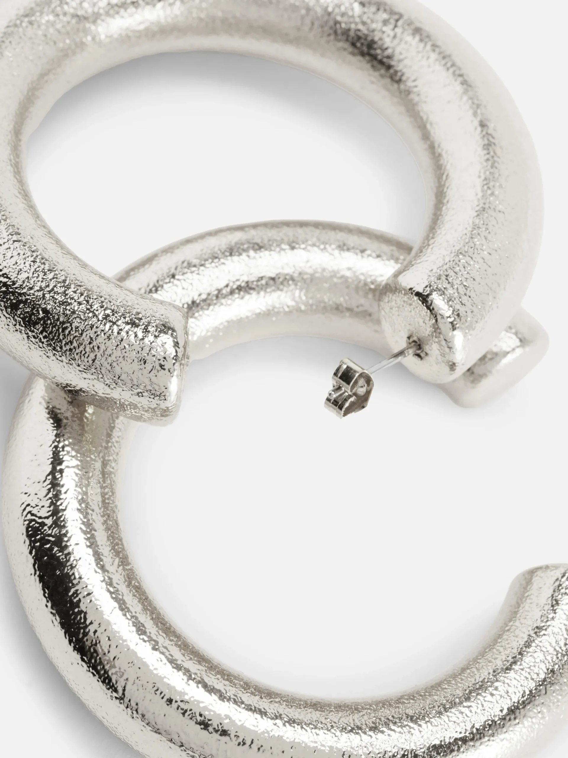 Große Creolen In Metallic-Optik