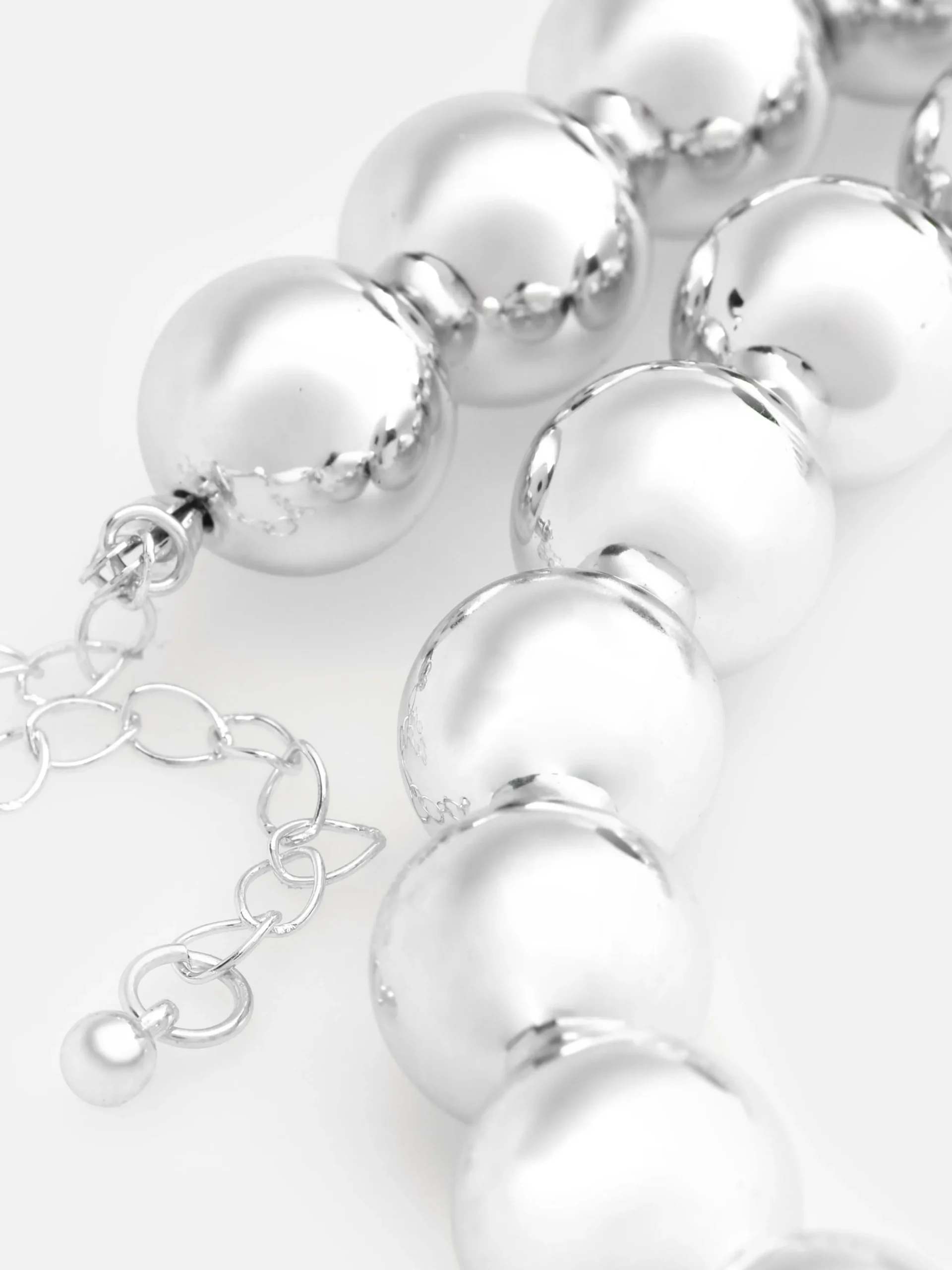 Halskette Mit Kugel In Metallic-Optik