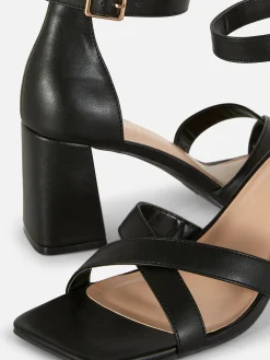 Heels Mit überkreuztem Riemchen, Weite Passform