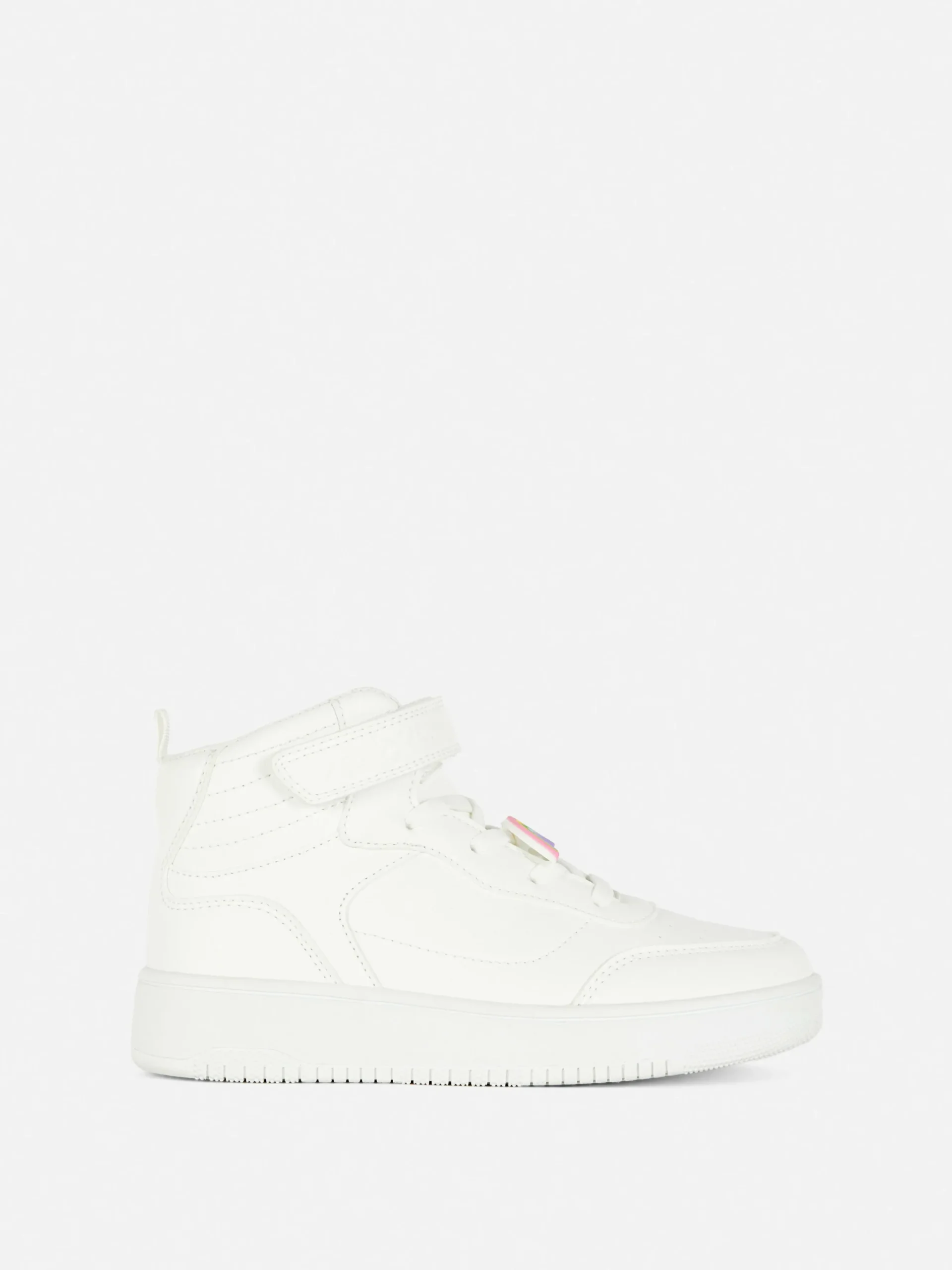 High-Top-Sneaker Mit Regenbogenanhänger