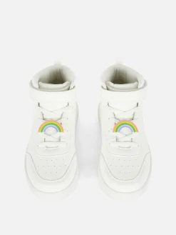 High-Top-Sneaker Mit Regenbogenanhänger