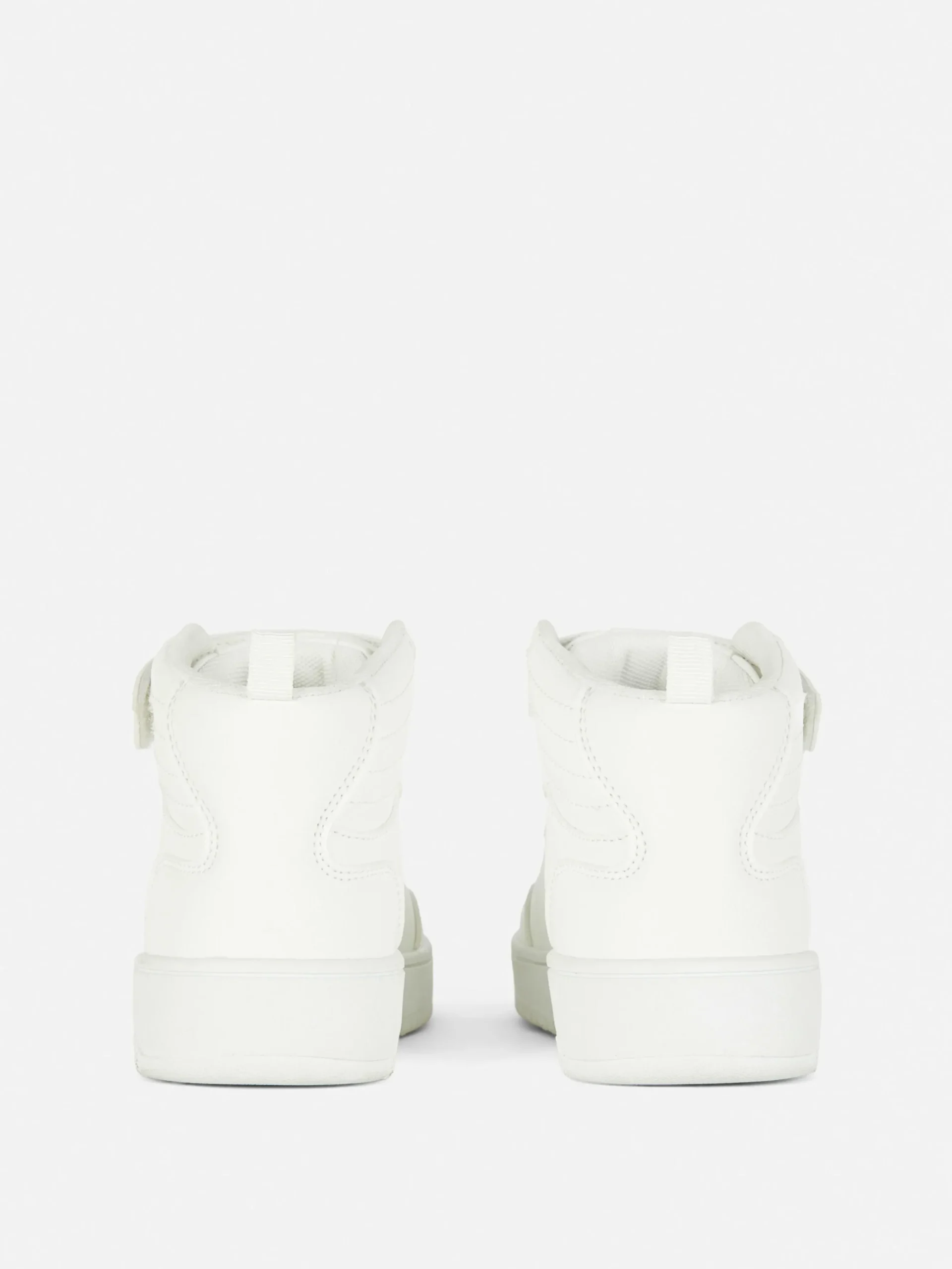 High-Top-Sneaker Mit Regenbogenanhänger