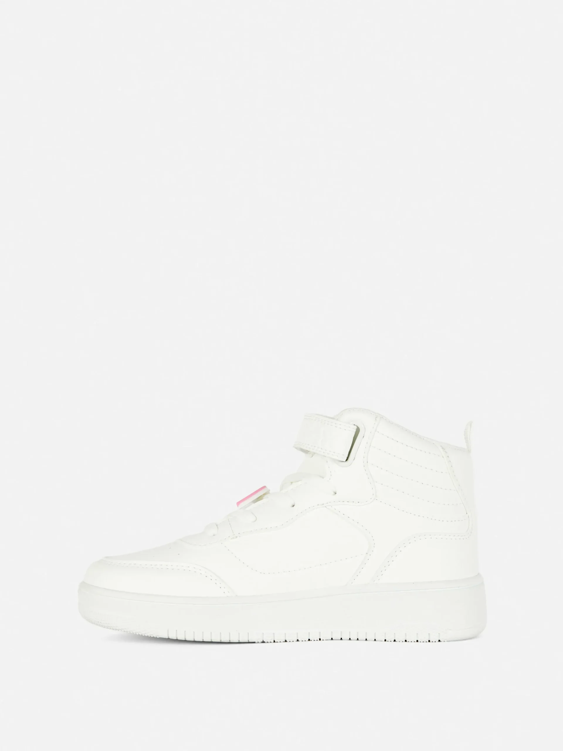 High-Top-Sneaker Mit Regenbogenanhänger