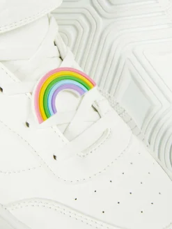 High-Top-Sneaker Mit Regenbogenanhänger