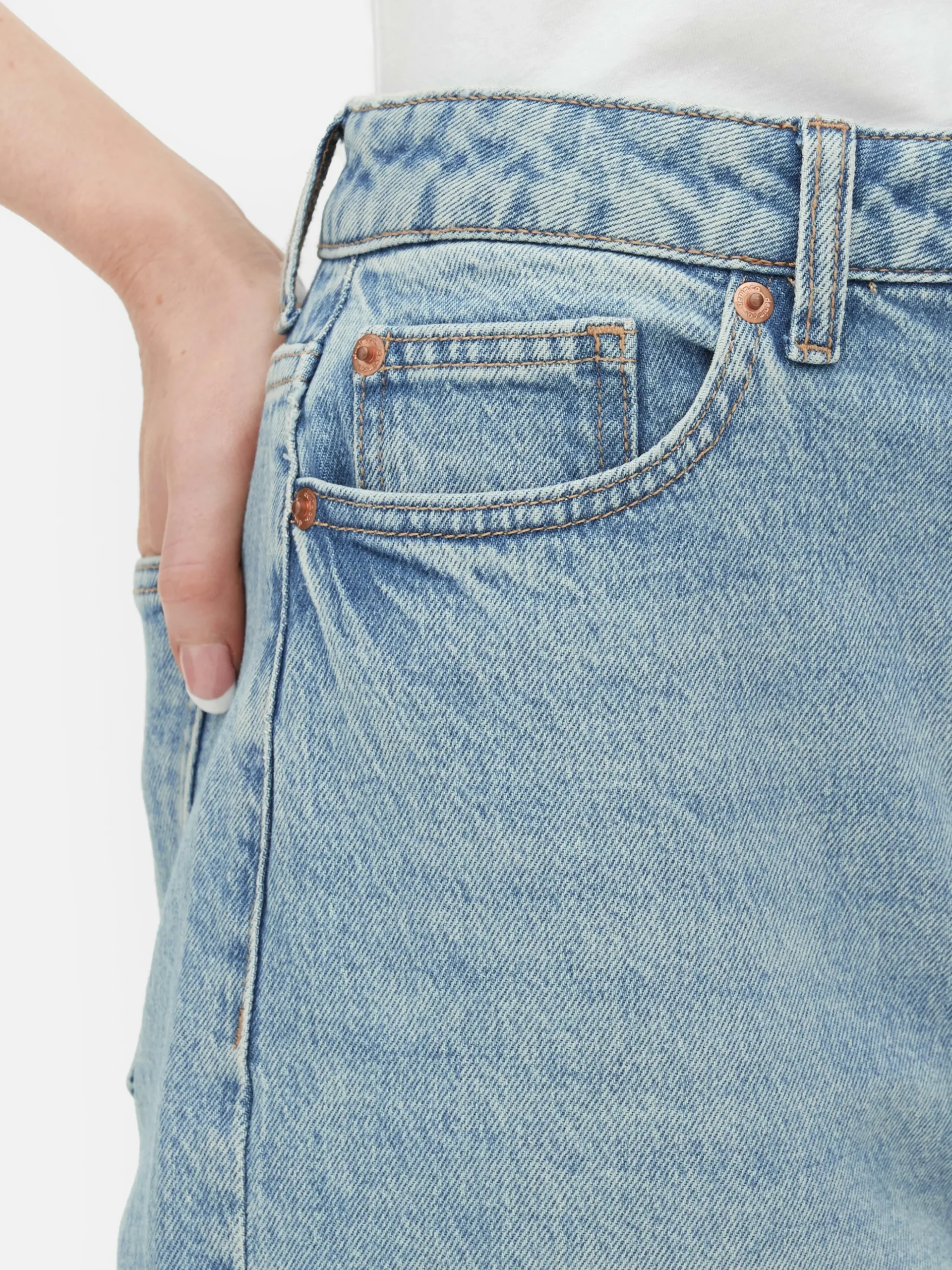 Jeans Mit Verkürztem Saum Und Geradem Bein