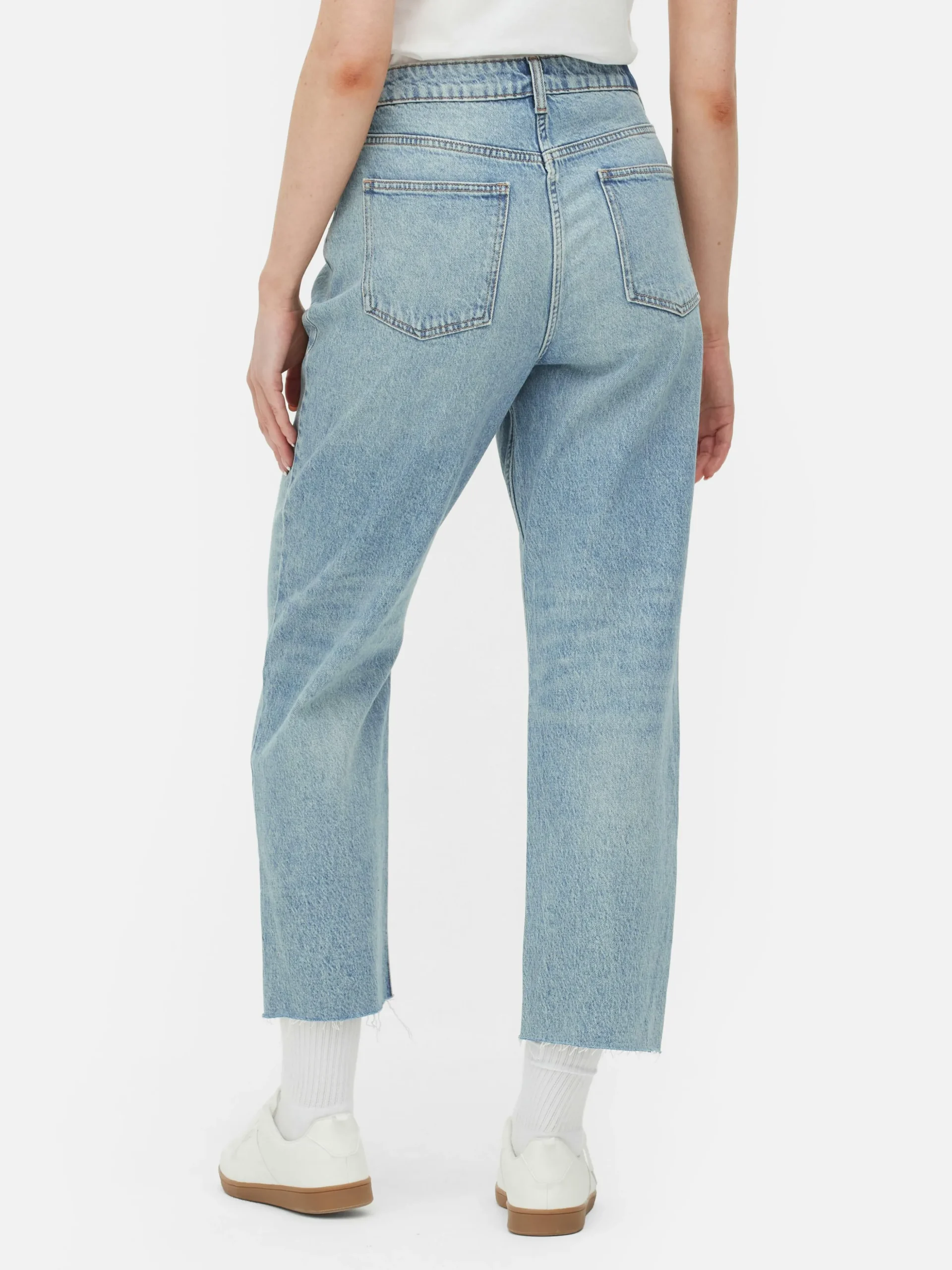 Jeans Mit Verkürztem Saum Und Geradem Bein