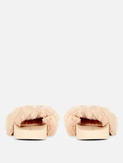 Kunstfell-Badesandalen