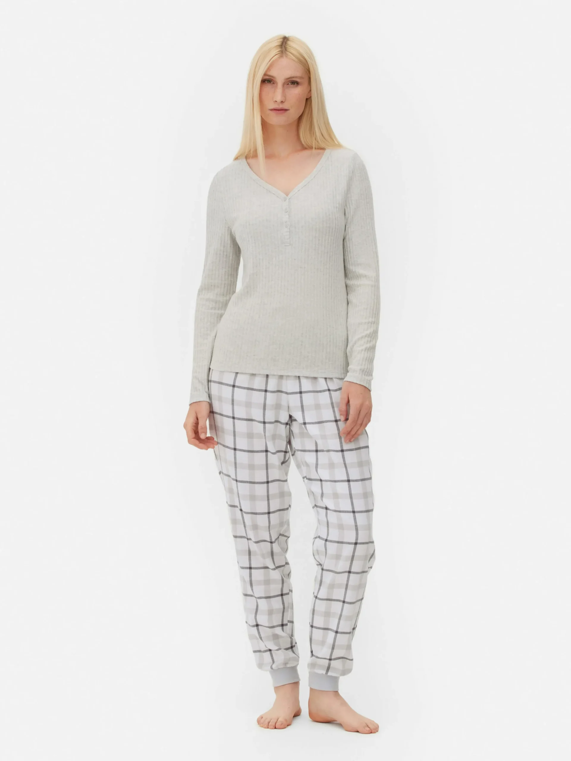 Langärmeliger Schlafanzug Mit Karierter Hose