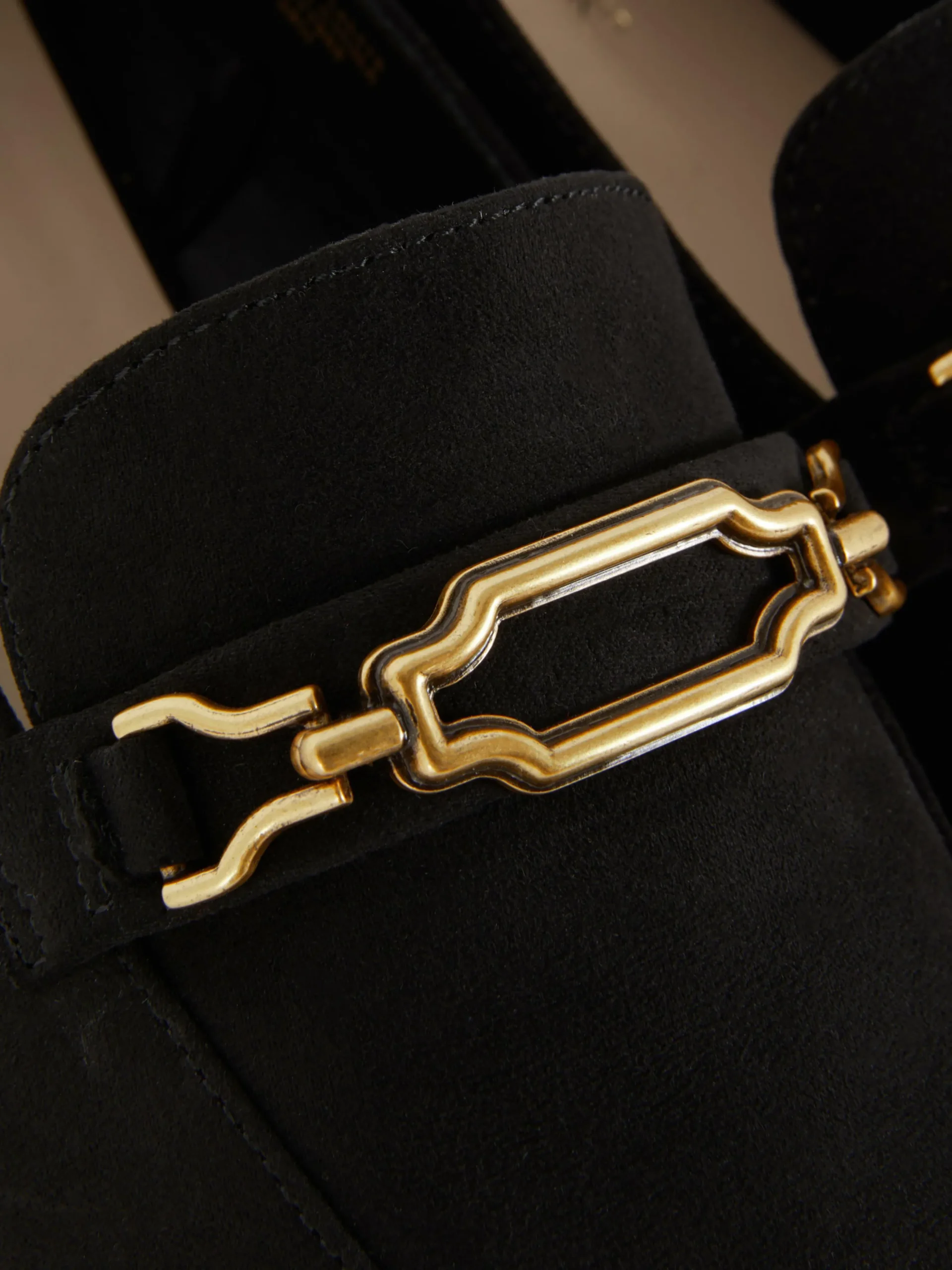 Loafer Mit Kettendetail In Weiter Passform