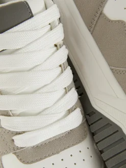 Low-Top-Sneaker Im Skater-Stil