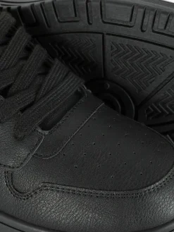 Low-Top-Sneaker Im Skater-Stil