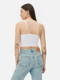 Nahtloses, Kurzes Trägertop Mit Spitzenbesatz