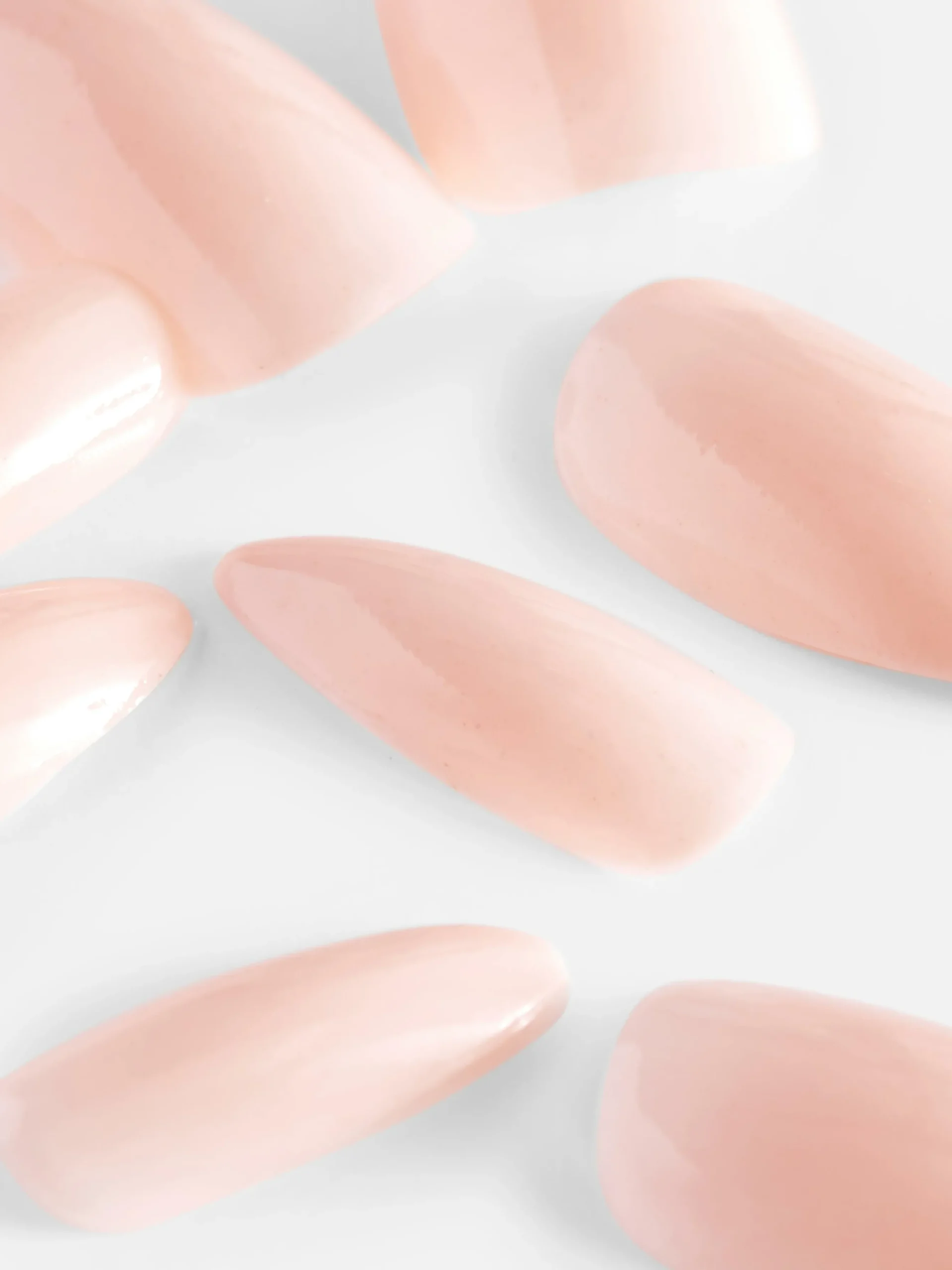 PS… Spitze, Milchig Glänzende Kunstnägel