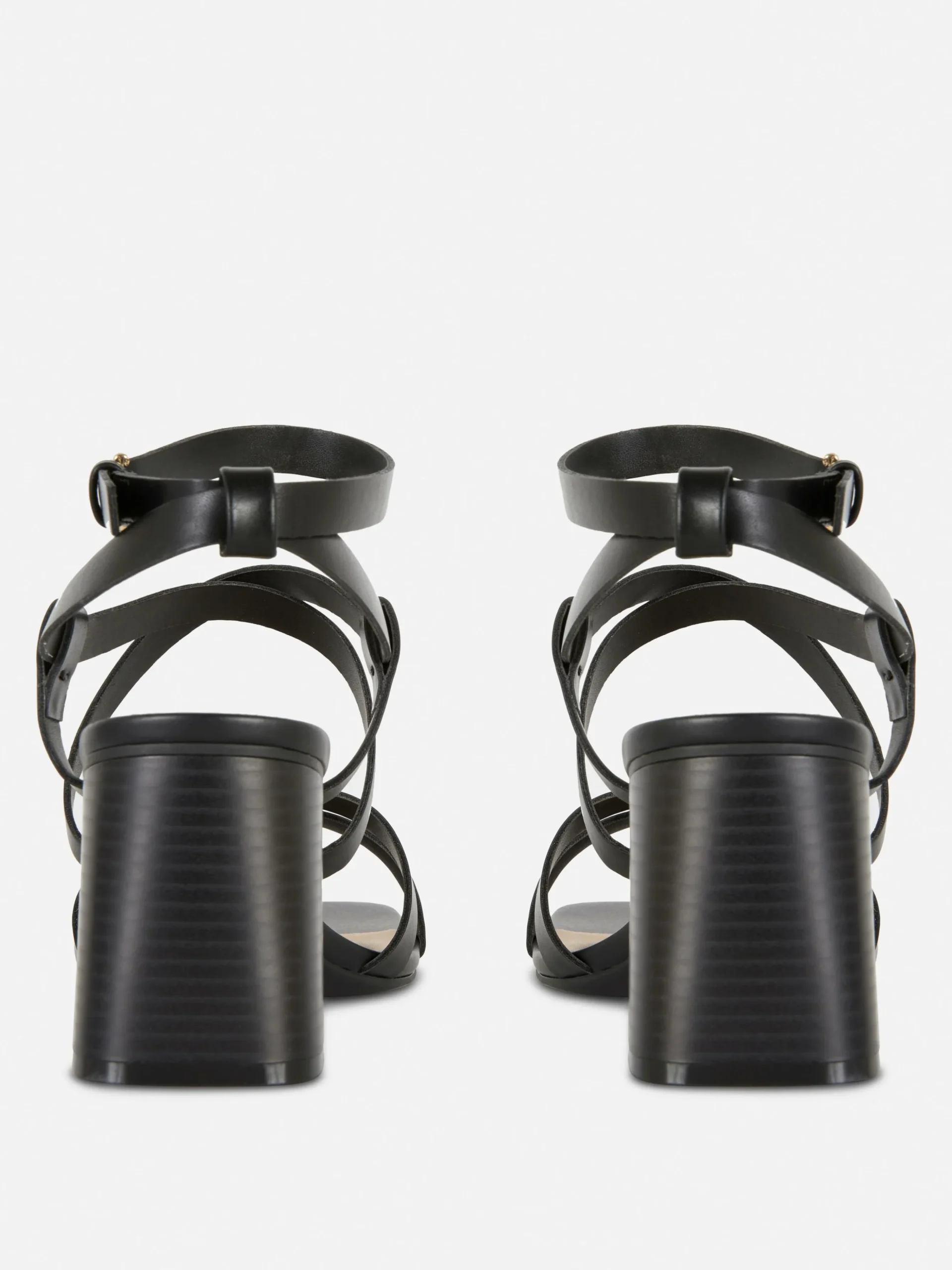 Sandalen Mit überkreuzten Riemchen Und Blockabsatz