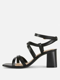 Sandalen Mit überkreuzten Riemchen Und Blockabsatz