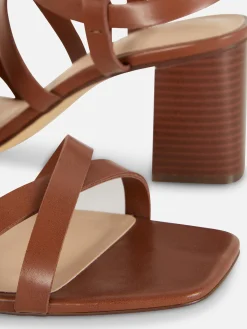 Sandalen Mit überkreuzten Riemchen Und Blockabsatz