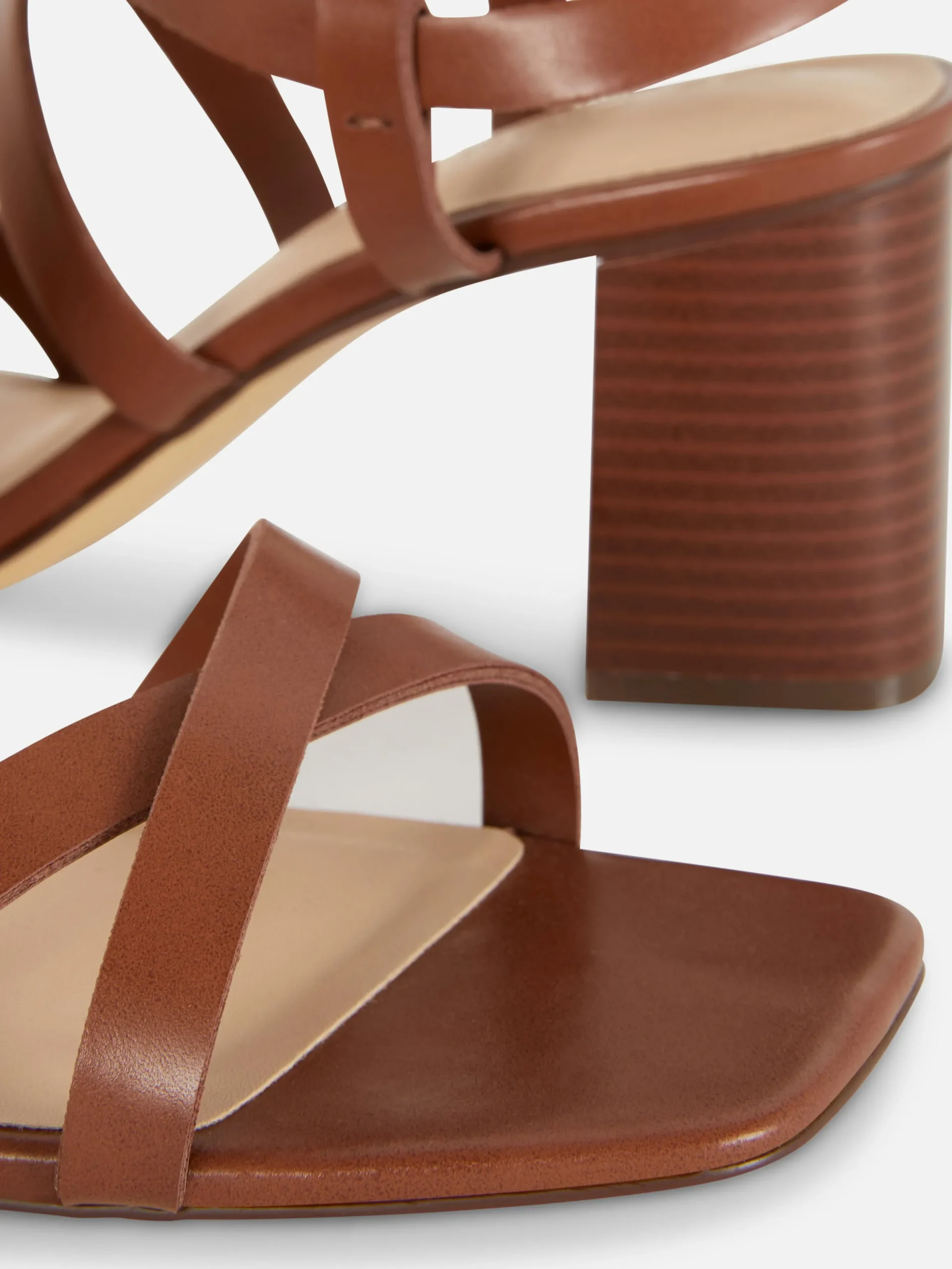 Sandalen Mit überkreuzten Riemchen Und Blockabsatz