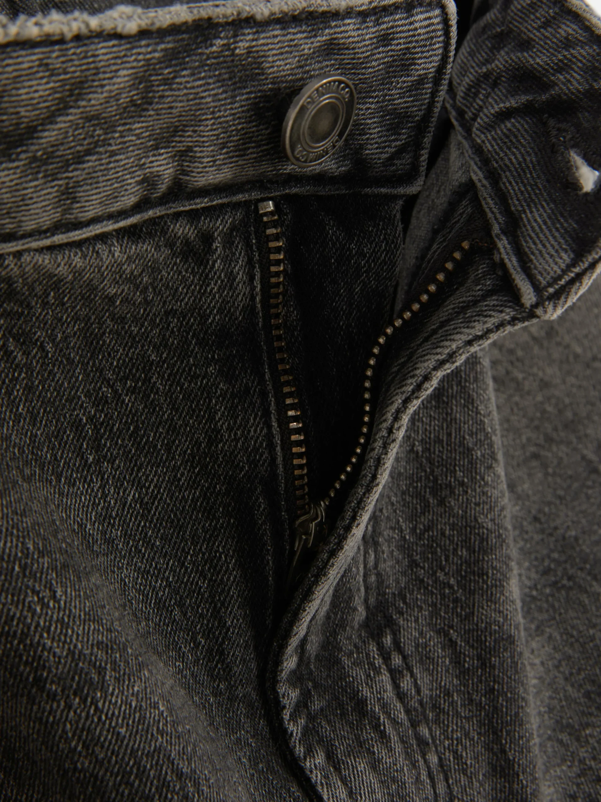 Schmal Geschnittene Jeans Mit Geradem Bein