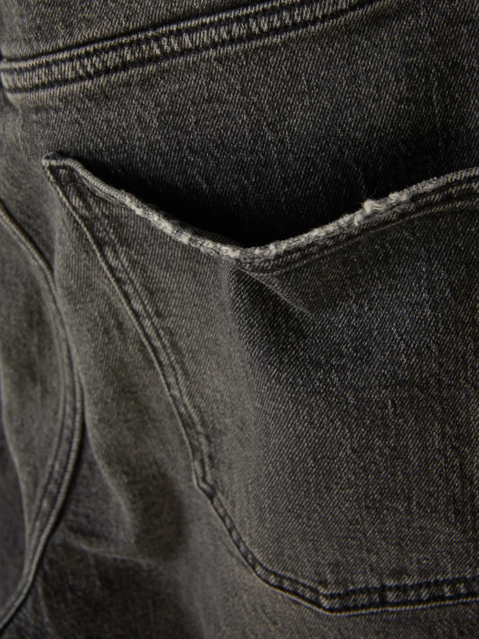 Schmal Geschnittene Jeans Mit Geradem Bein