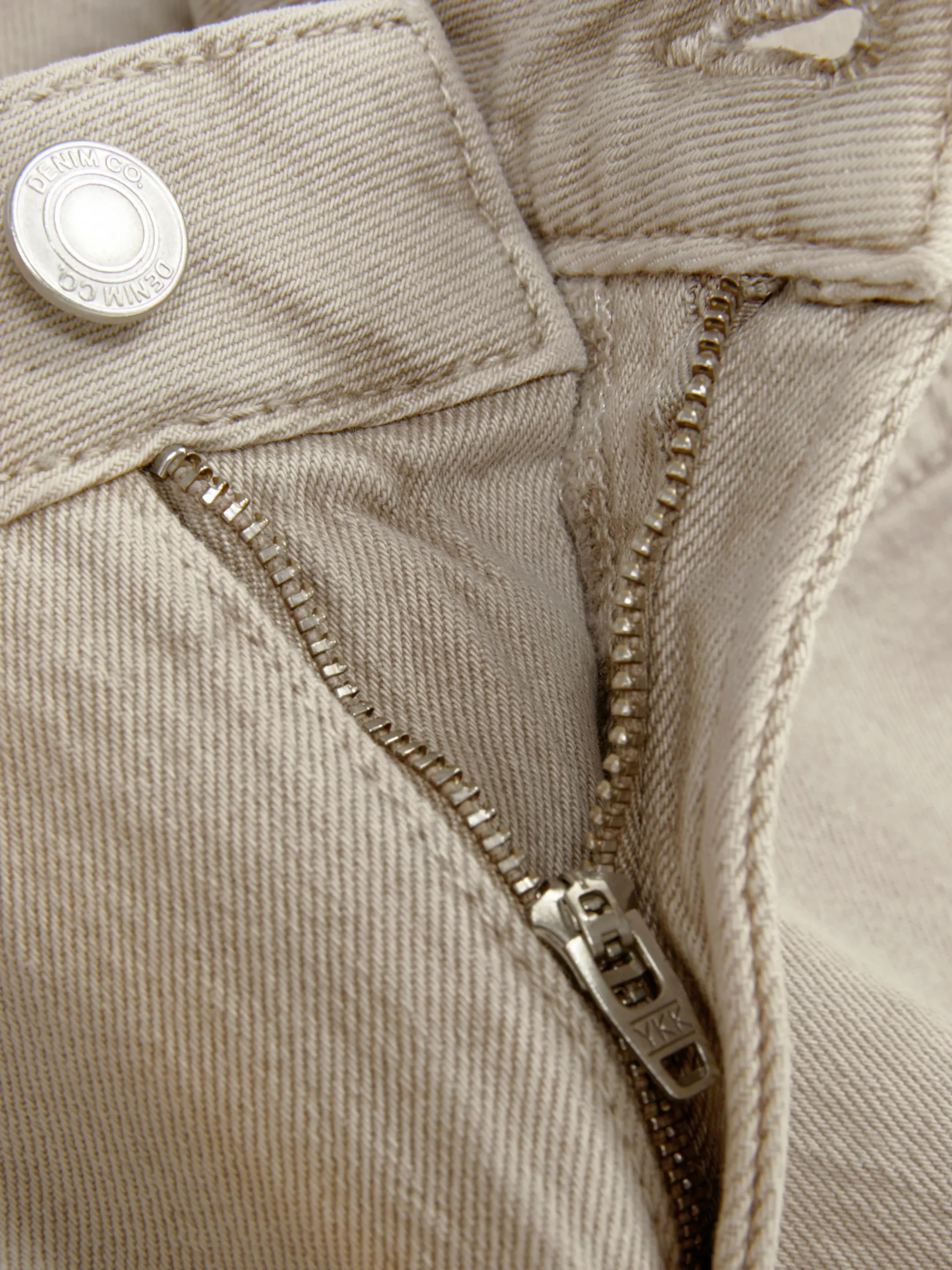 Schmal Geschnittene Jeans Mit Geradem Bein