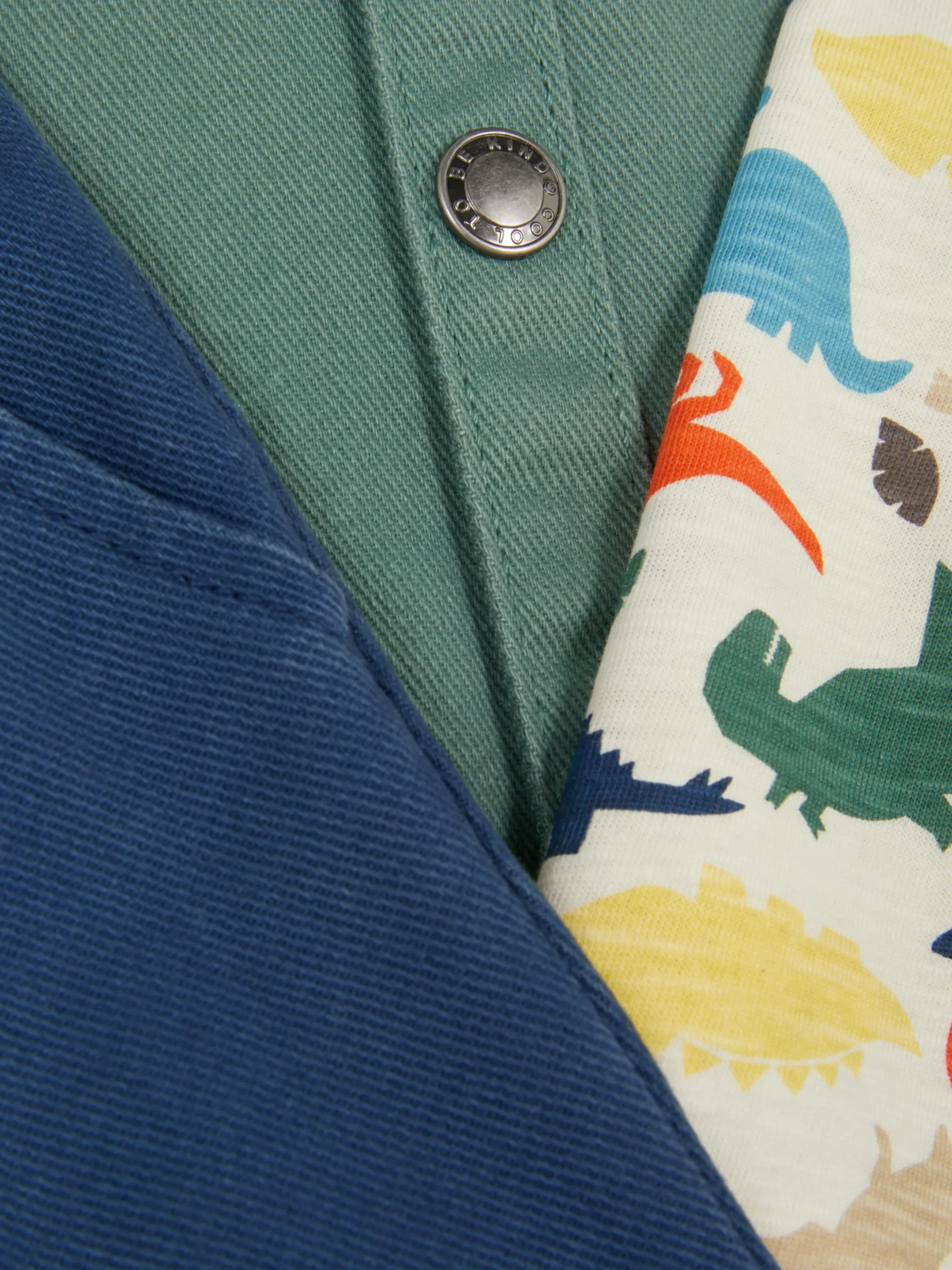 Set Aus Dinosaurier-T-Shirt, Chinohose Und Hemdjacke