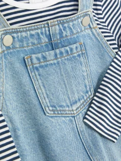 Set Aus Gestreiftem Langarm-T-Shirt Und Denim-Latzhose