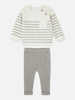 Set Aus Gestreiftem Strickpullover Und Leggings