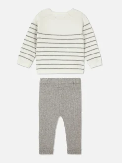 Set Aus Gestreiftem Strickpullover Und Leggings