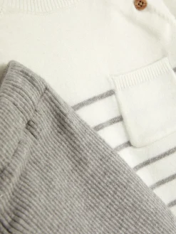 Set Aus Gestreiftem Strickpullover Und Leggings