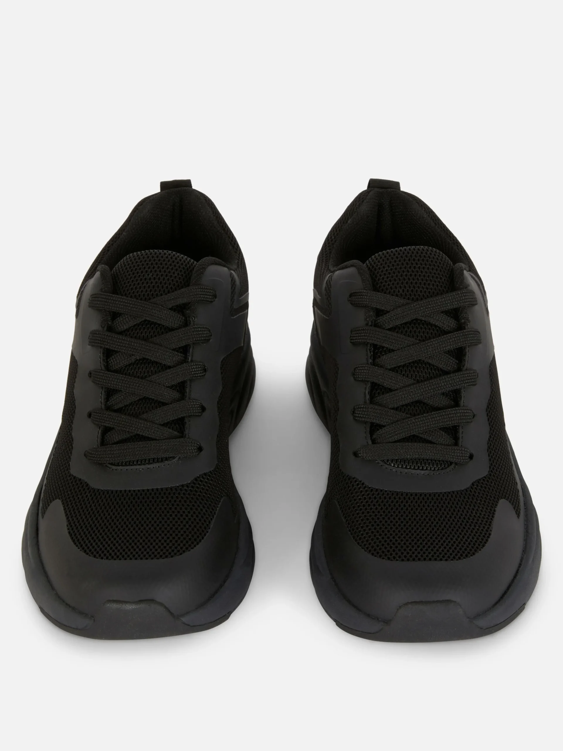 Sneaker Mit Breiter Sohle Und Einsätzen