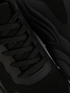 Sneaker Mit Breiter Sohle Und Einsätzen