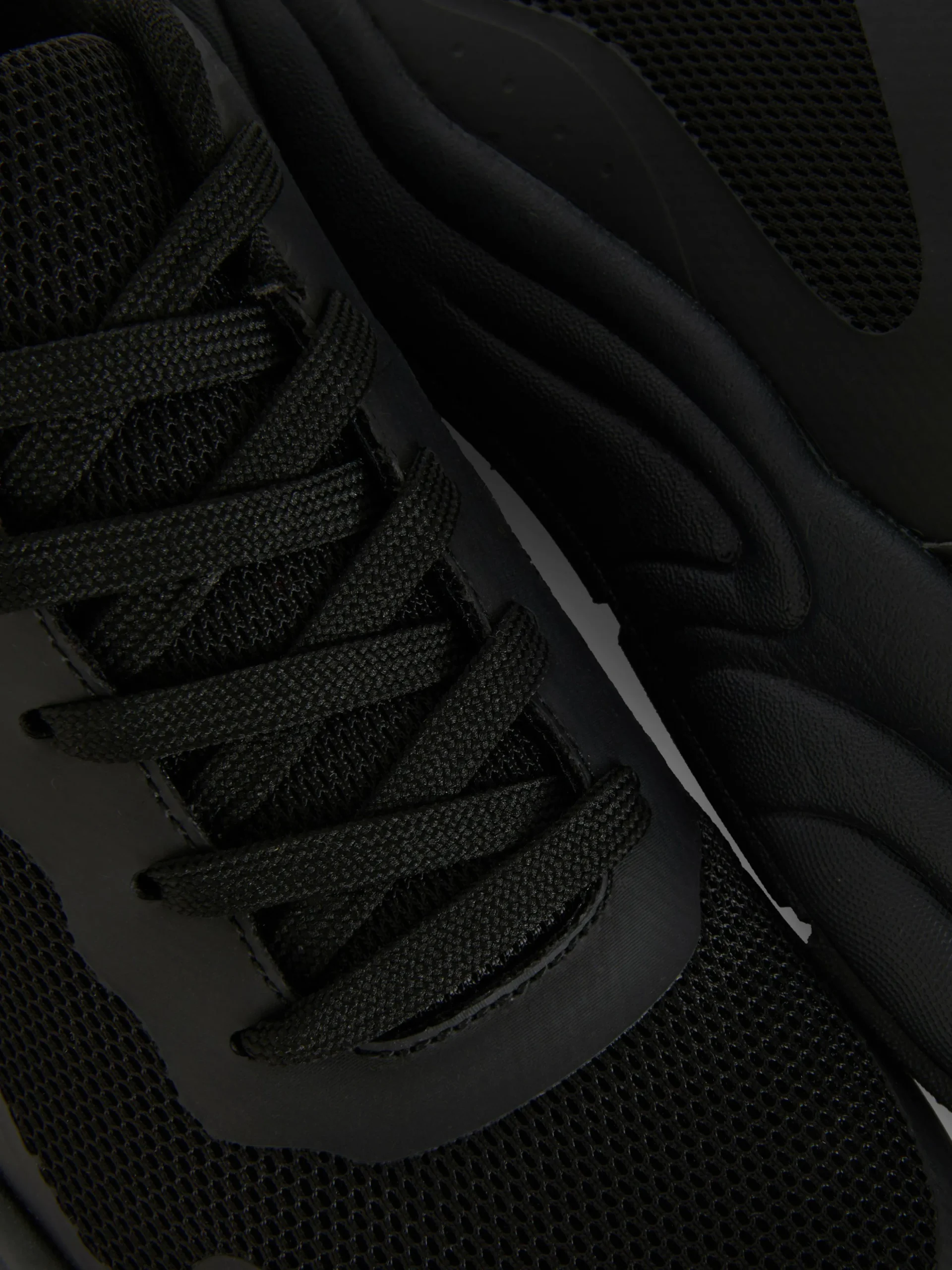 Sneaker Mit Breiter Sohle Und Einsätzen