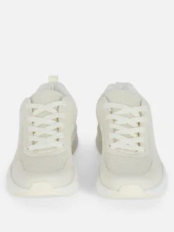 Sneaker Mit Breiter Sohle Und Einsätzen