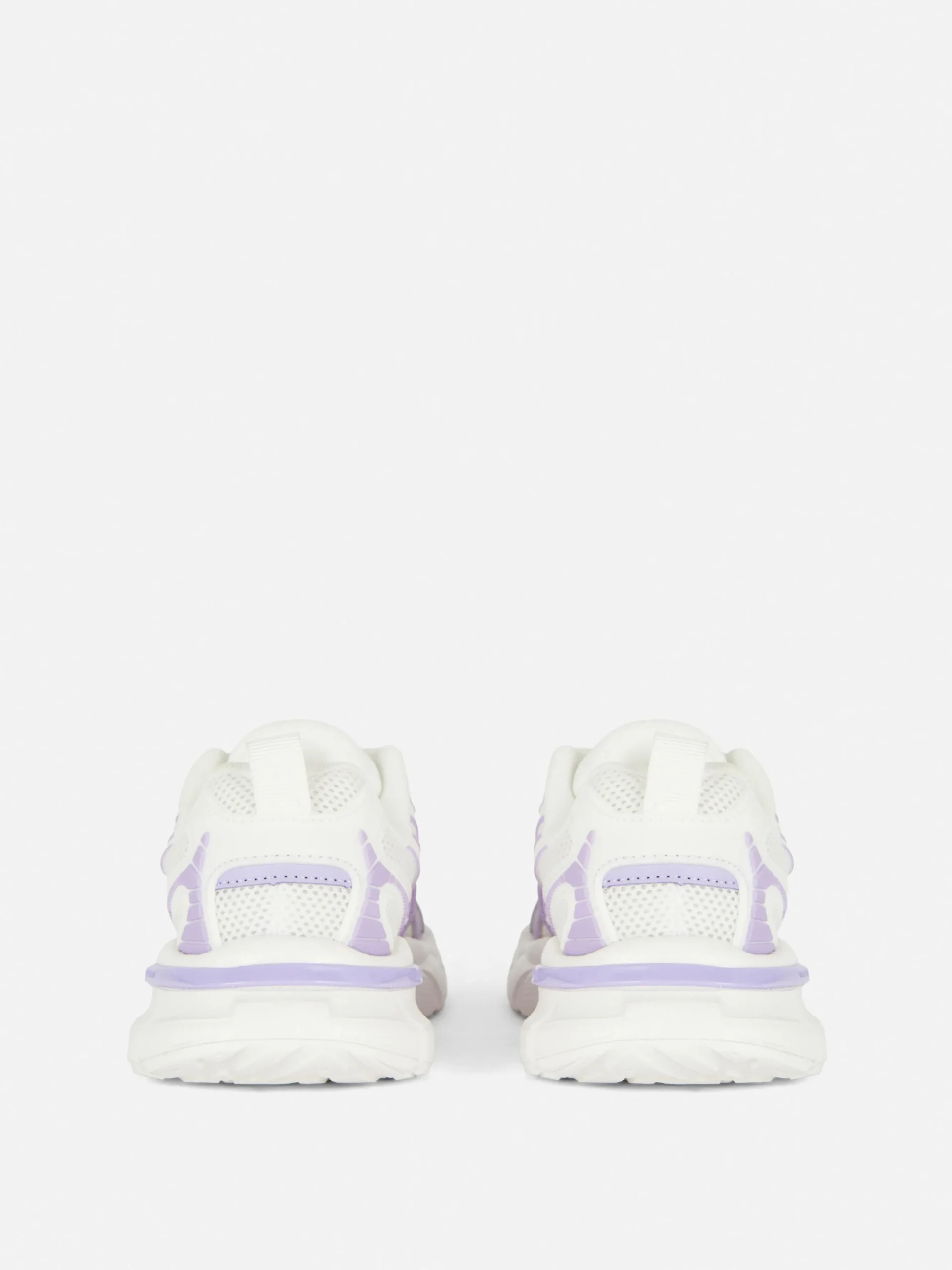 Sneaker Mit Breiter Sohle Und Einsätzen