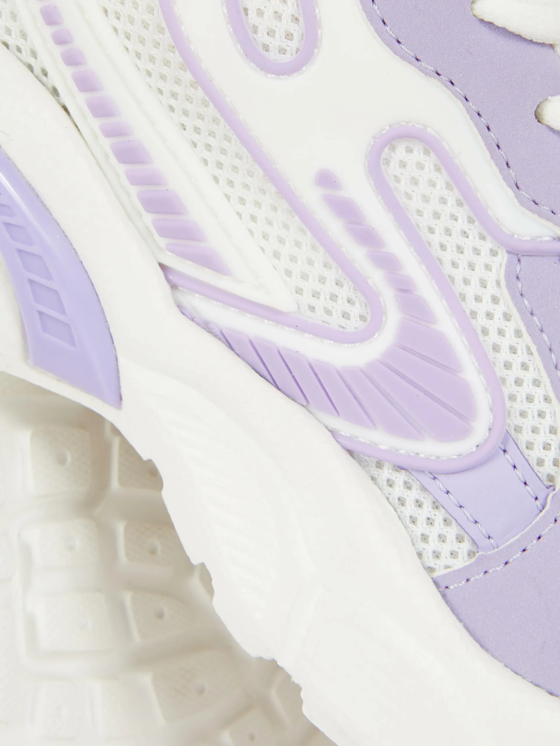 Sneaker Mit Breiter Sohle Und Einsätzen