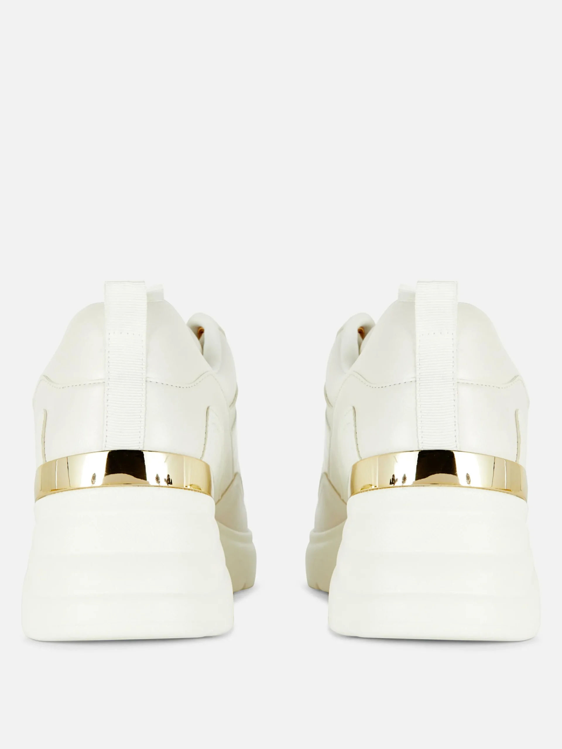 Sneaker Mit Keilabsatz Und Metallbesatz