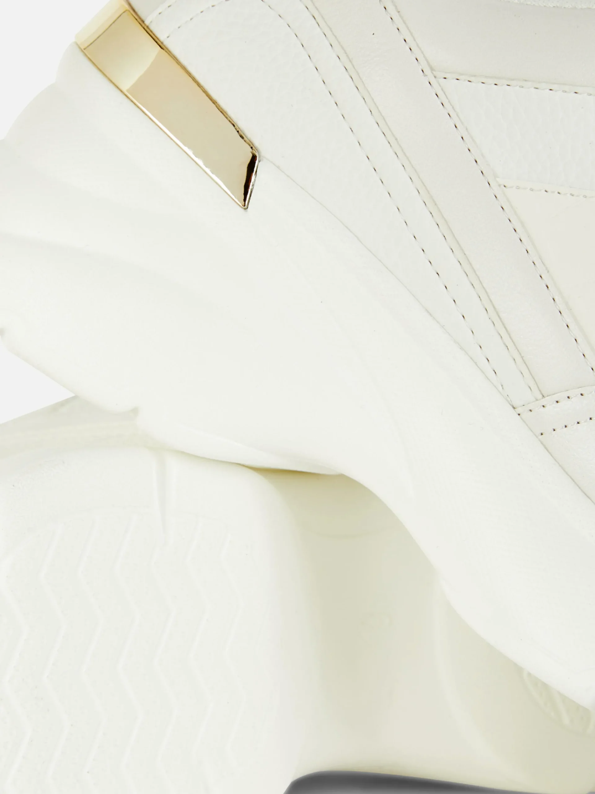 Sneaker Mit Keilabsatz Und Metallbesatz