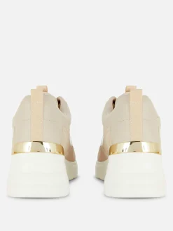 Sneaker Mit Keilabsatz Und Metallbesatz