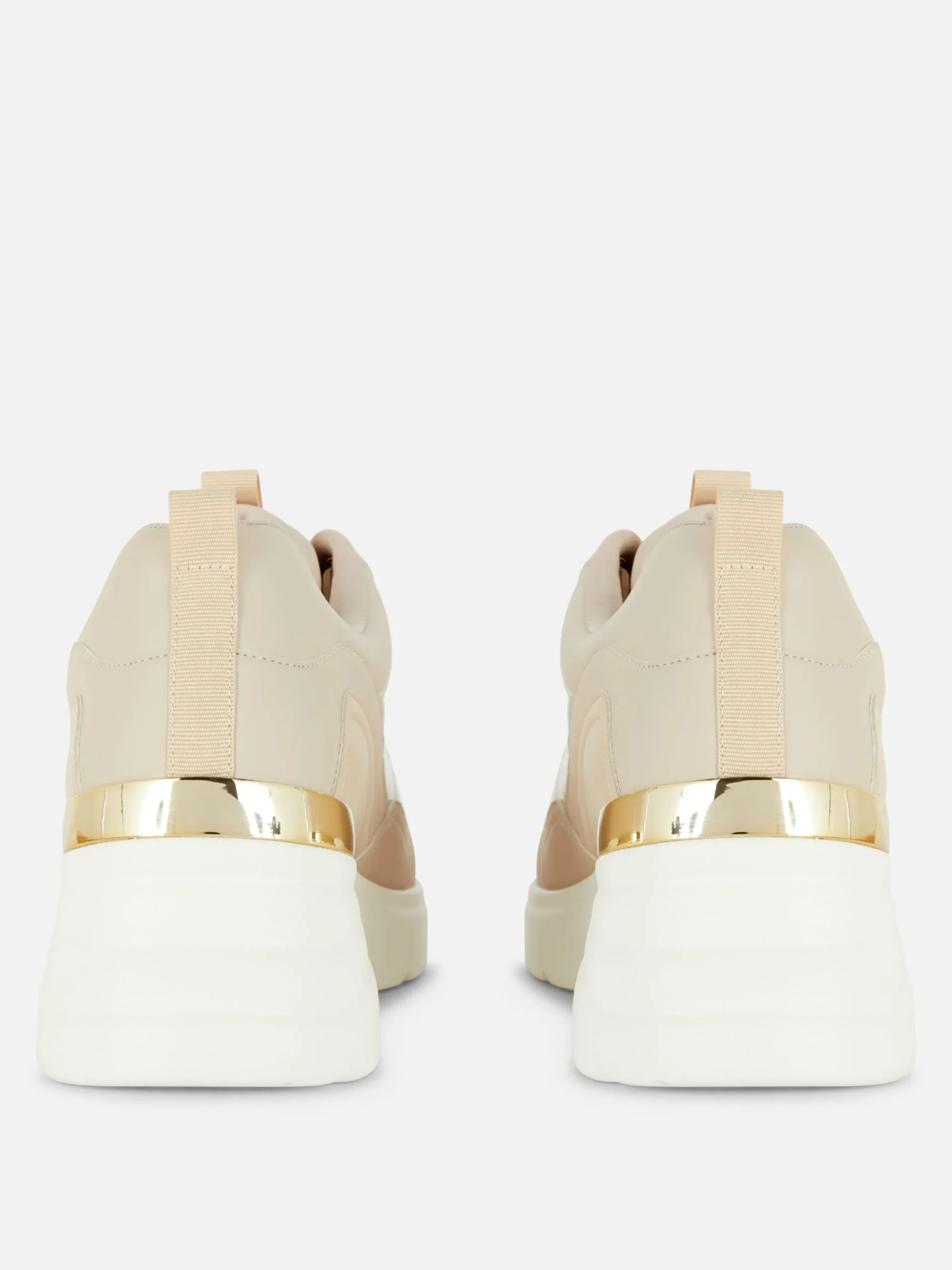 Sneaker Mit Keilabsatz Und Metallbesatz