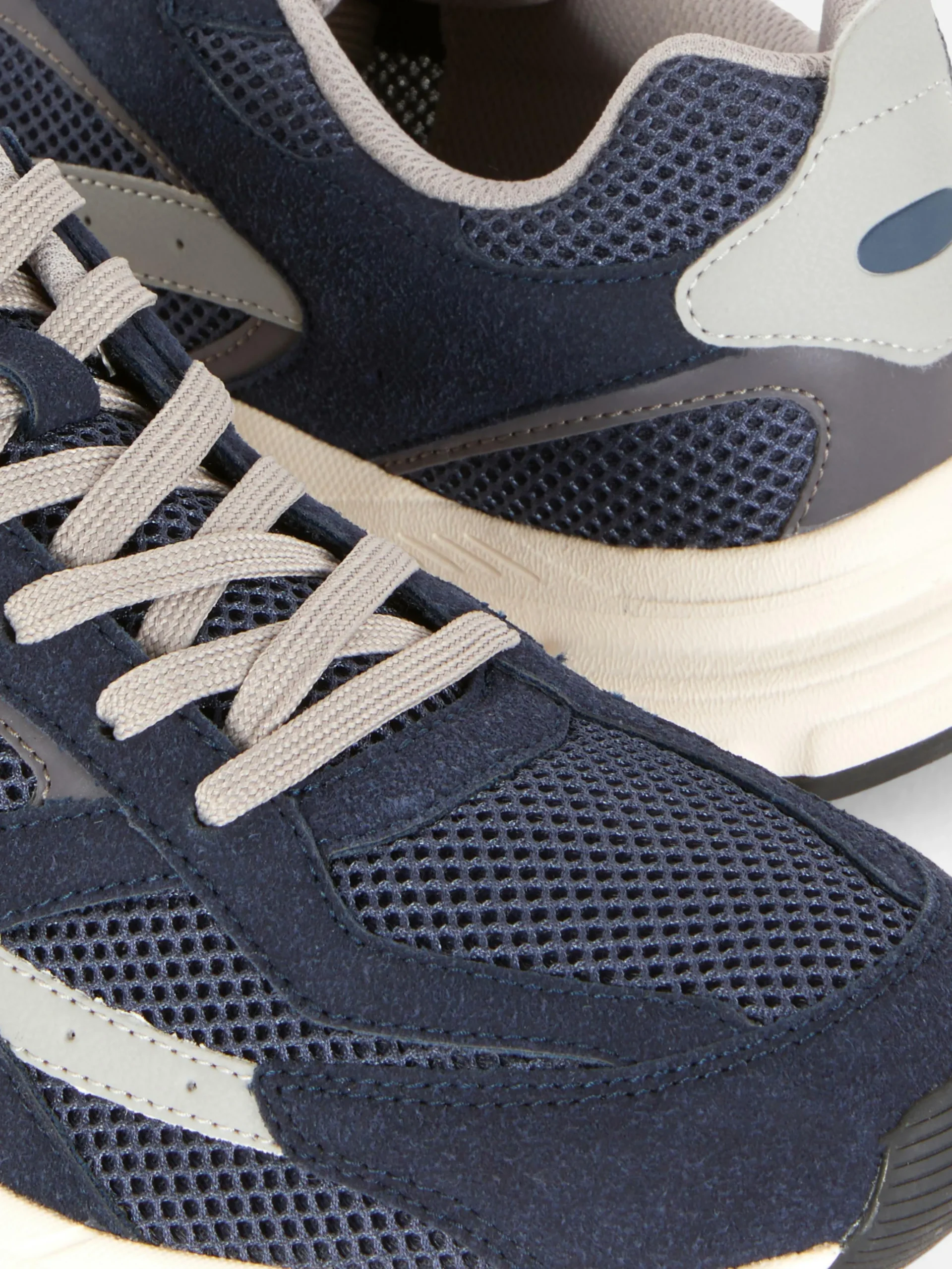 Sneaker Mit Netzstoffeinsätzen